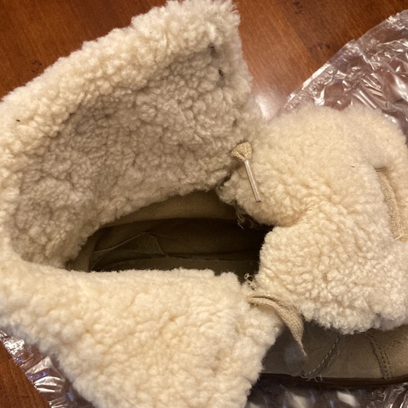 COACH WOMEN’S HALEN BEIGE SUEDE SNOW BOOTS. LIKE NEW. SIZE 7.5. SIGNATURE. NICE! - Picture 16 of 16